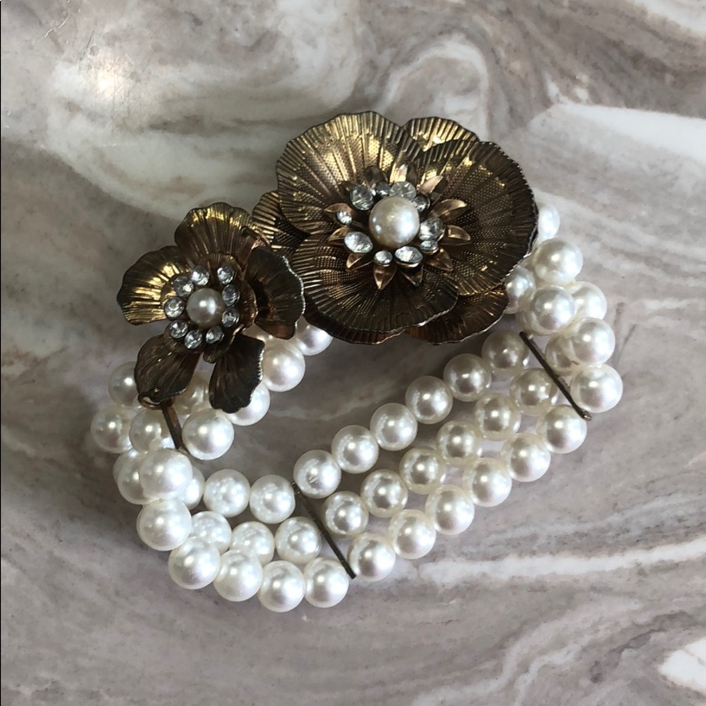 Floral pearl stretch bracelet